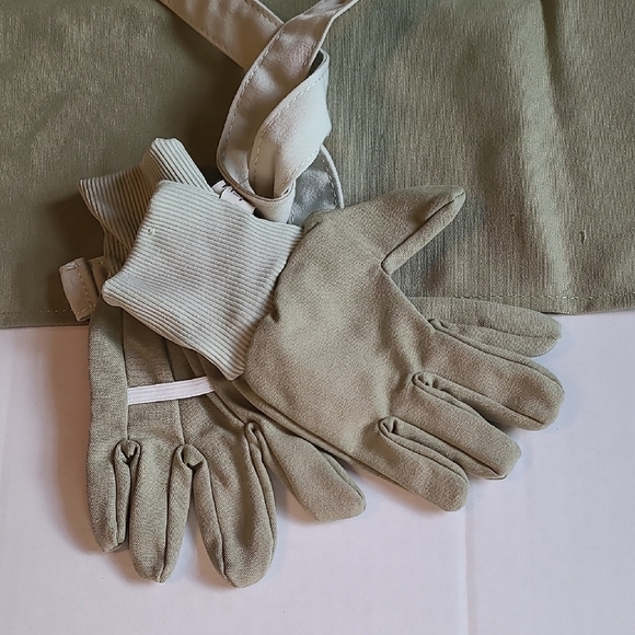 Hearth & Hand With Magnolia Kids Tan Gardening Apron With Gloves, Pocket NWOT - Picture 4 of 10
